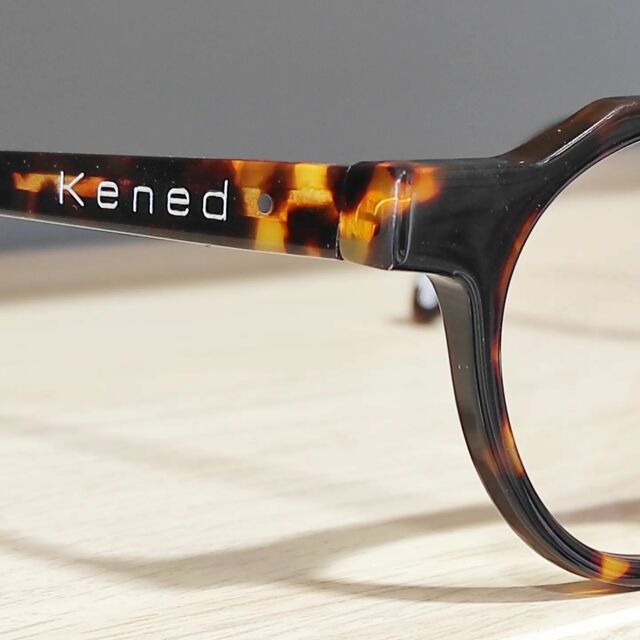 Les nouvelles lunettes de Patrick.

Modèle : Lorient 
Taille : sur mesure
Coloris : écaille c8
Fabrication : Atelier Kened Lorient 🇨🇵

Verres progressifs haut de gamme SYNCHRONA 8G
Traitement antireflets PREMIUM GRAPHENE
option Transitions Xtractive BRUN
-> teinte au soleil, même derrière le pare-brise !
Laboratoire @novacel_france 🇨🇵

Prix direct fabricant 
TVA 0% 💸
📍13 rue Maréchal Foch - 56100 Lorient 
Prenez rdv en ligne 
.
.
.
 #kened #lunetier #artisanlunetier #lunettessurmesure #lunettes #lunetiercreateur #madeinlorient #madeinbreizh #madeinbzh #madeinfrance #faitenbretagne #faitenfrance #mazzucchelli1849 #bespokeeyewear #handmadeinfrance #kenedeyewear #lorient #opticienlorient #CentreVilleLorient #lorientmaville #ruemarechalfoch