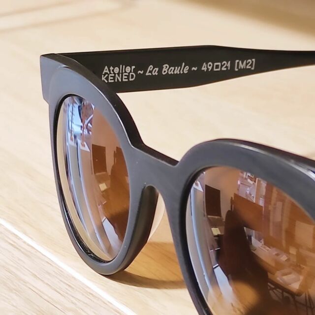 Nouveau modèle : La Baule.
Modèle oversize, branches larges.
Très couvrant donc parfait pour des lunettes de soleil ☀️ 

C'était encore un prototype en cours de développement quand Françoise, fidèle cliente et amoureuse de belles lunettes, est passée au magasin.

Elle a d'abord flashé sur le modèle Carnac, mais quand je lui ai sorti de l'atelier ce modèle, pas du tout terminé, sans branches, c'était terminé : La Baule était pour elle.

Avec des verres progressifs SYNCHRONA haut de gamme, dégradés ET polarisants, du laboratoire @novacel_france 🇨🇵 : parfait pour ses quelques jours de vacances.

Et à la base, Françoise venait pour remplacer sa monture sur mesure Kened, modèle Kourgant (Le Courégant /Lomener) dessiné et fabriqué spécialement pour elle. 

Donc dès réception de l'acétate : fabrication d'une nouvelle monture sur mesure.

Merci Françoise pour votre confiance !

.
.
.

#kened #lunetier #artisanlunetier #lunettessurmesure #lunettes #lunetiercreateur #madeinlorient #madeinbreizh #madeinbzh #madeinfrance #faitenbretagne #faitenfrance #mazzucchelli1849 #bespokeeyewear #handmadeinfrance #kenedeyewear #lorient #opticienlorient #CentreVilleLorient #lorientmaville #ruemarechalfoch