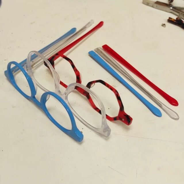 La lunetterie Française..! 🔵⚪🔴

Modèle GLÉNAN / BLEU / stock magasin 

Modèle DOUARNENEZ / CRISTAL / pour Christophe 

Modèle CHATEAULIN / ROUGE / pour Isabelle 

.
.
.

#kened #lunetier #artisanlunetier #lunettessurmesure #lunettes #lunetiercreateur #madeinlorient #madeinbreizh #madeinbzh #madeinfrance #faitenbretagne #faitenfrance #mazzucchelli1849 #bespokeeyewear #handmadeinfrance #kenedeyewear #lorient #opticienlorient #CentreVilleLorient #lorientmaville #ruemarechalfoch